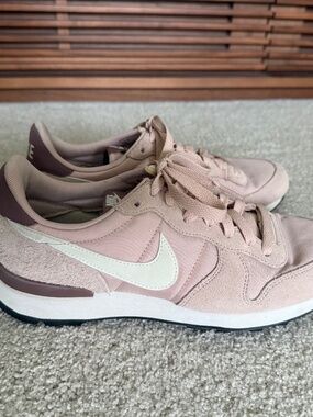 Nike Internationalist Sneakers Blush Pink Suede Retro Running Women’s Size 8.5